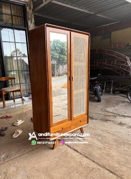 Lemari Klasik Kayu Jati dengan Kombinasi Rotan Plus Cermin
